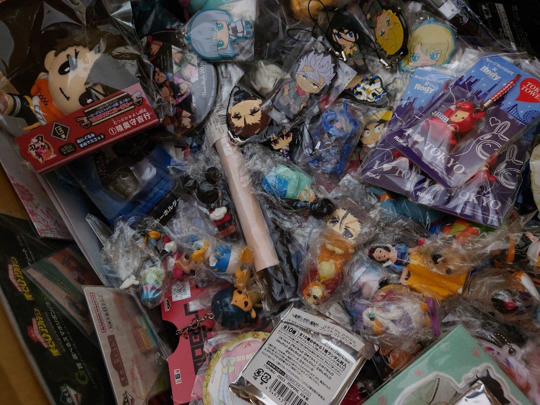 アニメ、キャラクターグッズ約1000点まとめ売り（缶バッジ、アクスタなど）大量