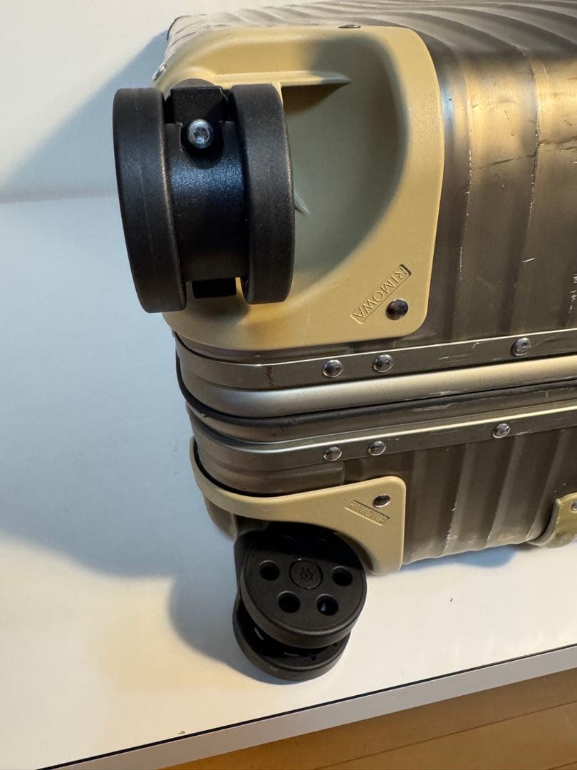 全車輪交換済】 リモワRIMOWA TOPAS TITANIUM 98Lの通販はau PAY