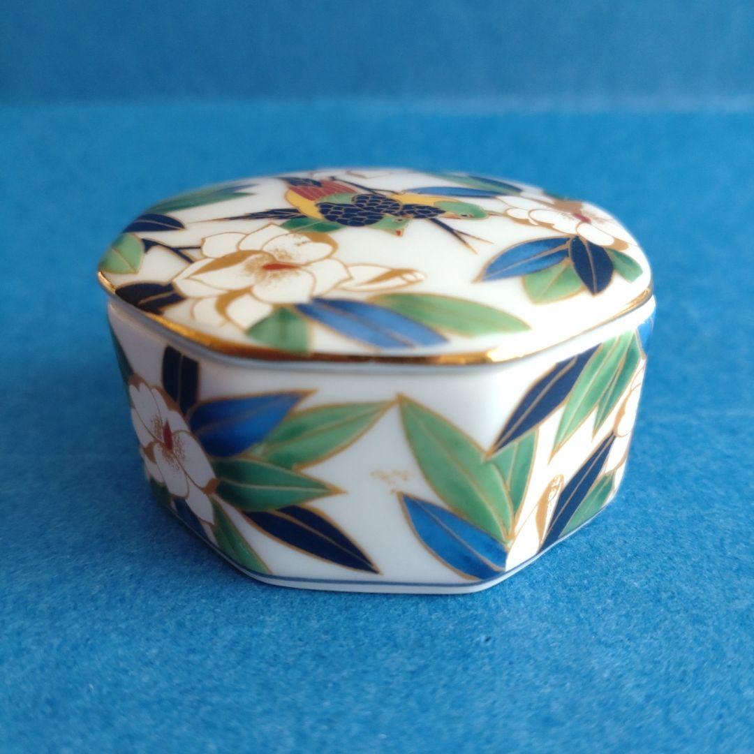 蓋付小物入れ　花鳥図　八角形　陶磁器　香合