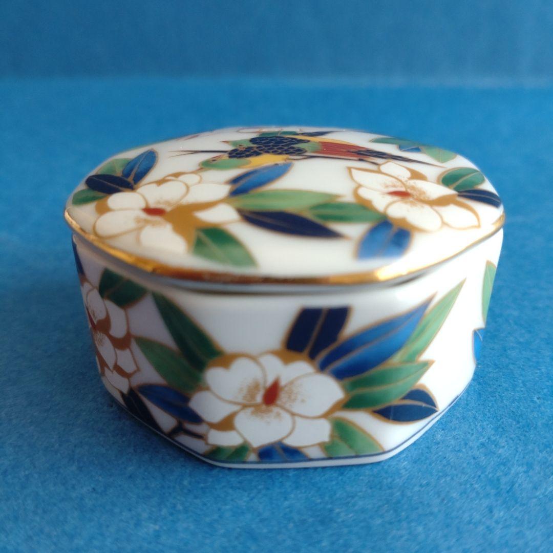 蓋付小物入れ　花鳥図　八角形　陶磁器　香合