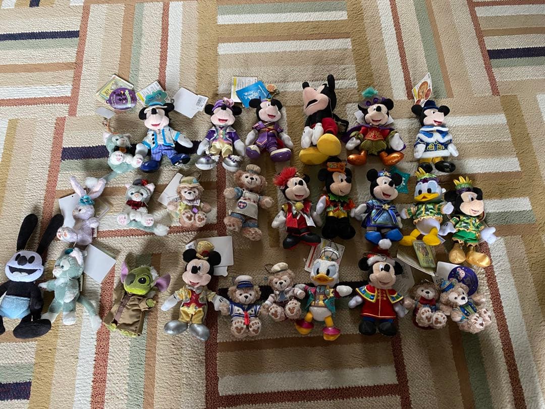 ディズニー　ぬいぐるみバッジ 水着を着て浮き輪に入ったチップ＆デールも！東京ディズニーリゾート