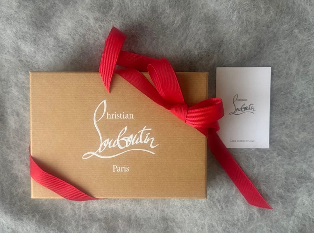 【正規品】クリスチャン・ルブタン★二つ折り財布★ピンク★美品★箱とリボン付き