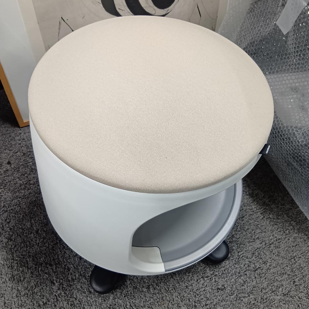 【展示品2025年製】オカムラ　スツール　クレイドル　キャスター付　荷物置き