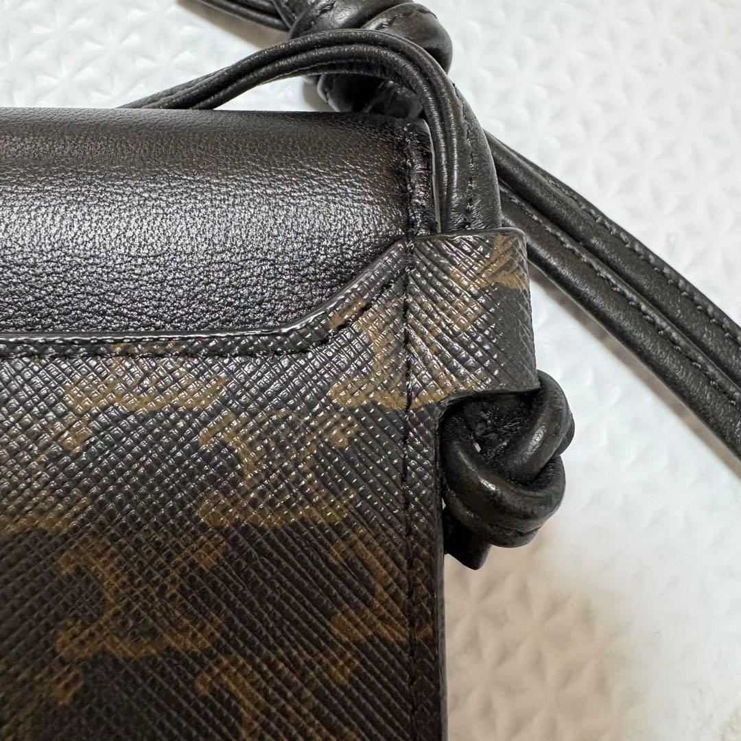 美品 セリーヌ トリオンフ マカダム スマホショルダー 斜めがけ フォンケース