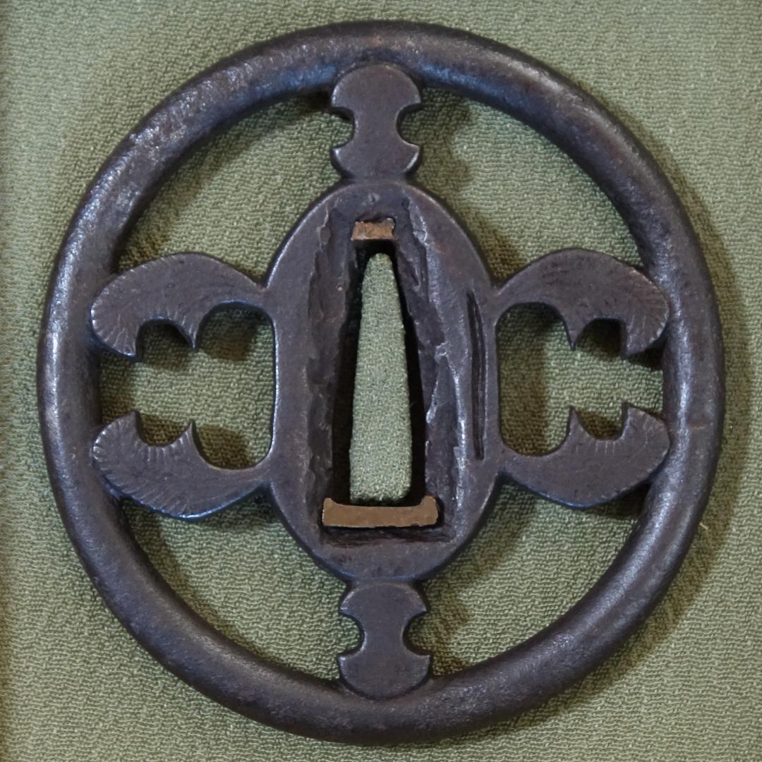 【 分銅抱茗荷透鐔 無銘 明珍 】(鑑定書有) 鍔 鐔 刀装具 武具 骨董 江戸