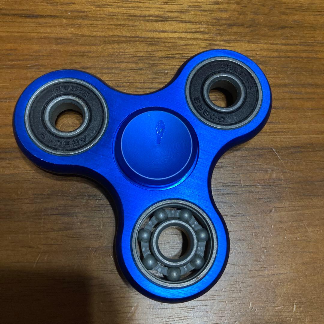 青いアルミニウムフィジェットスピナー - メルカリ