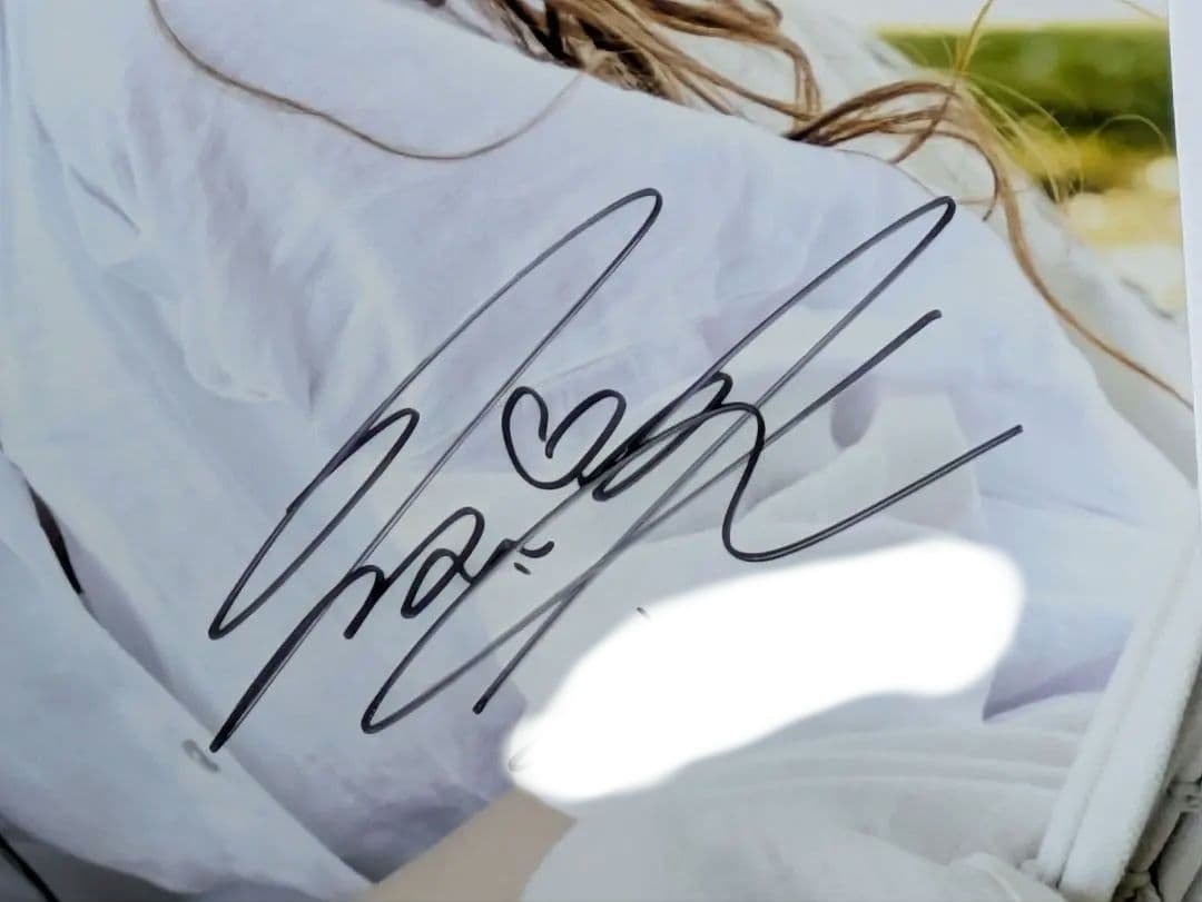 【激レアな一品】倉木麻衣 直筆サイン入りBIGブロマイド