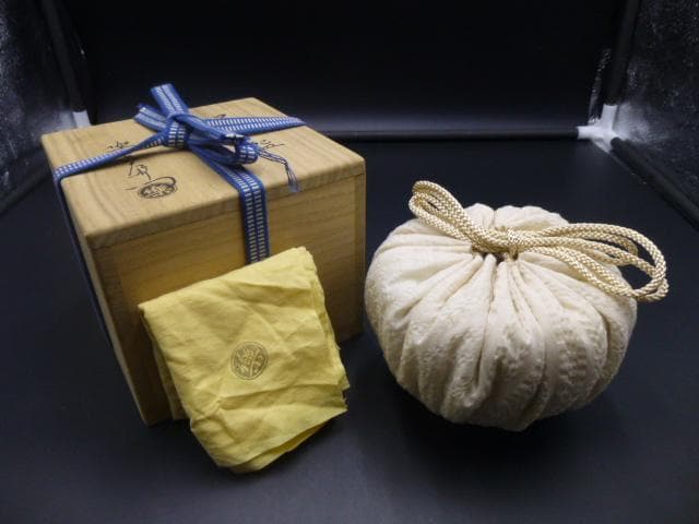 楽吉左衛門 十三代 惺入 黒茶碗／共箱共布／銘「五葉松」／表