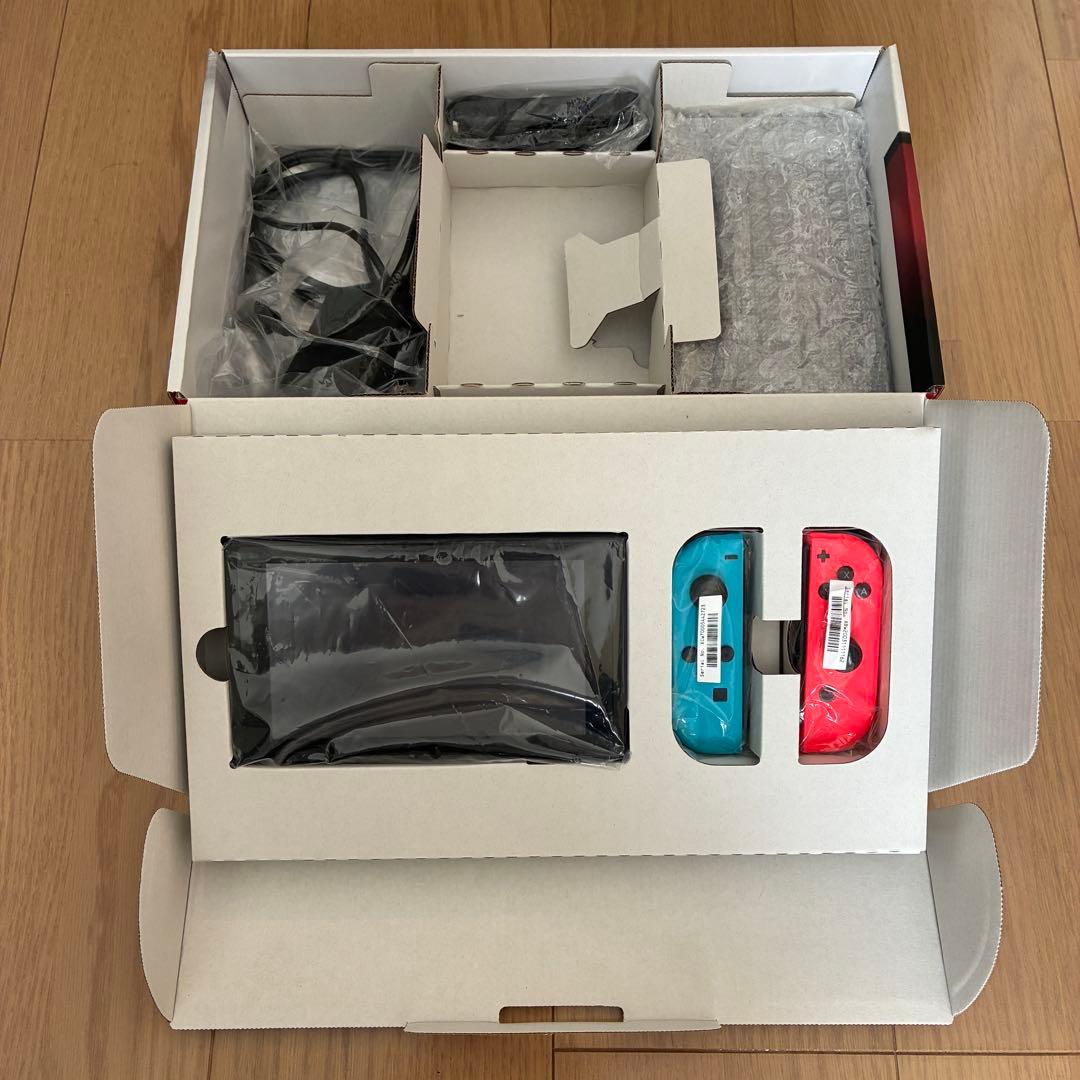 キャリングケース付きNintendo Switch 本体 赤/青 Joy-Con