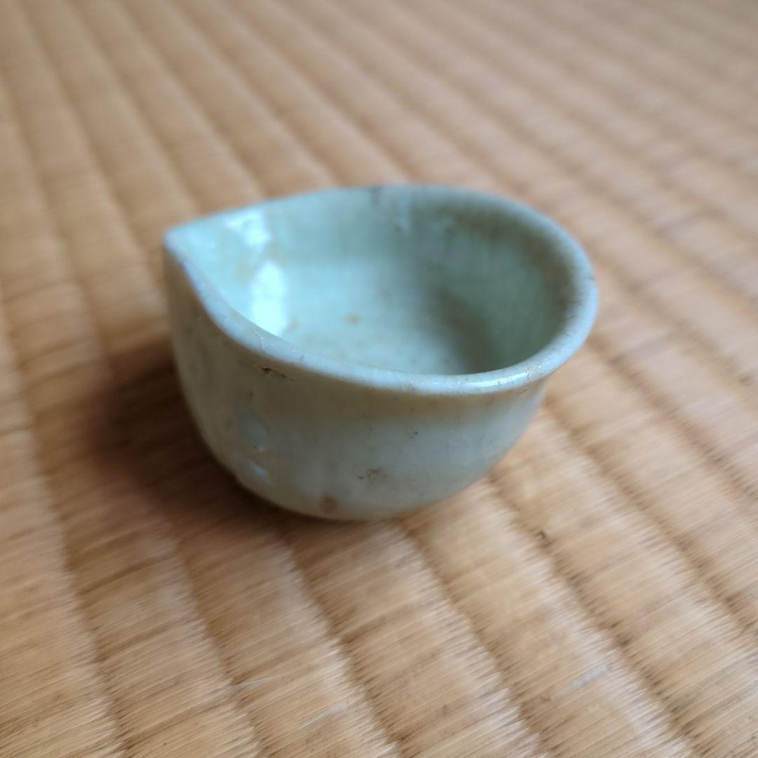 淡い色の陶器製小皿 初期伊万里 鎬文ぐい呑み 骨董品