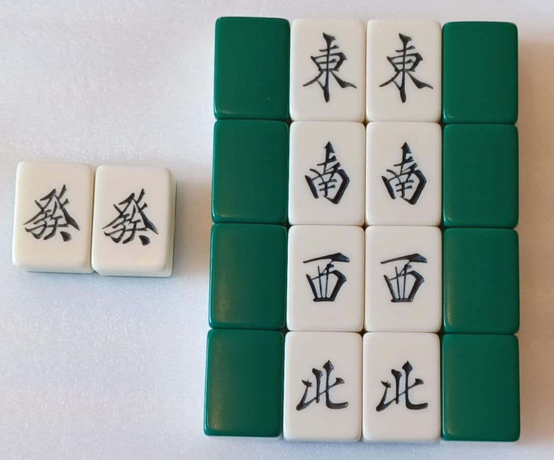 昭和の麻雀牌 総重量2.8kg (持ったときの感触、混ぜたときの独特の音が魅力)