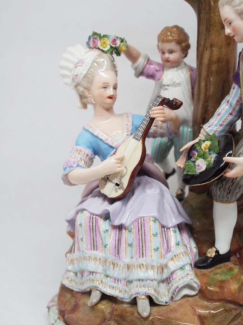 【超希少品】マイセン リュートを弾く女に花を捧げる男と少年 1級品