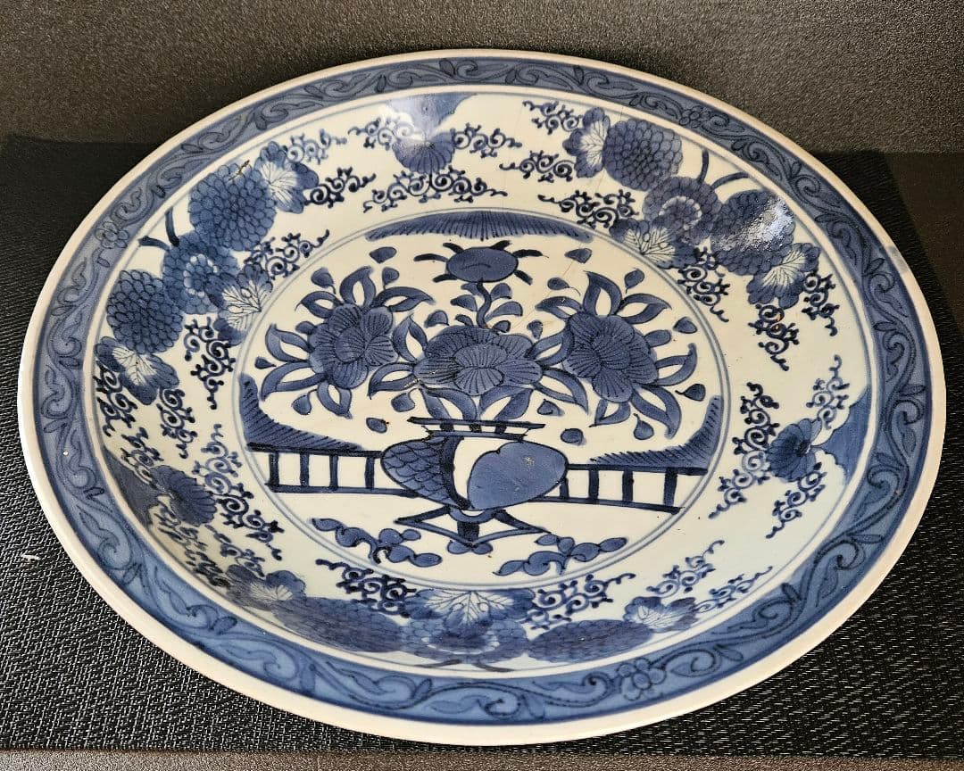 江戸時代前期～中期　藍九谷様式　染付　花籠手　花唐草文様　31.8cm　兜皿