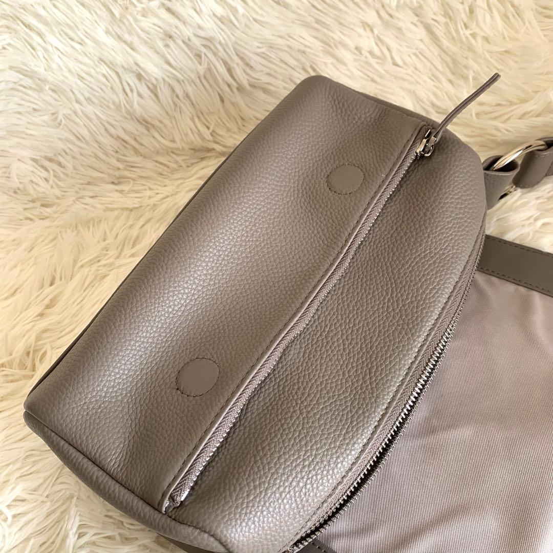 ビアズリー BEARDSLEY レザーボディバッグ　グレージュ