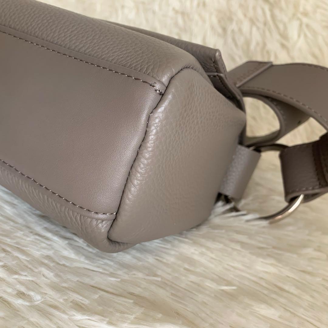 ビアズリー BEARDSLEY レザーボディバッグ　グレージュ