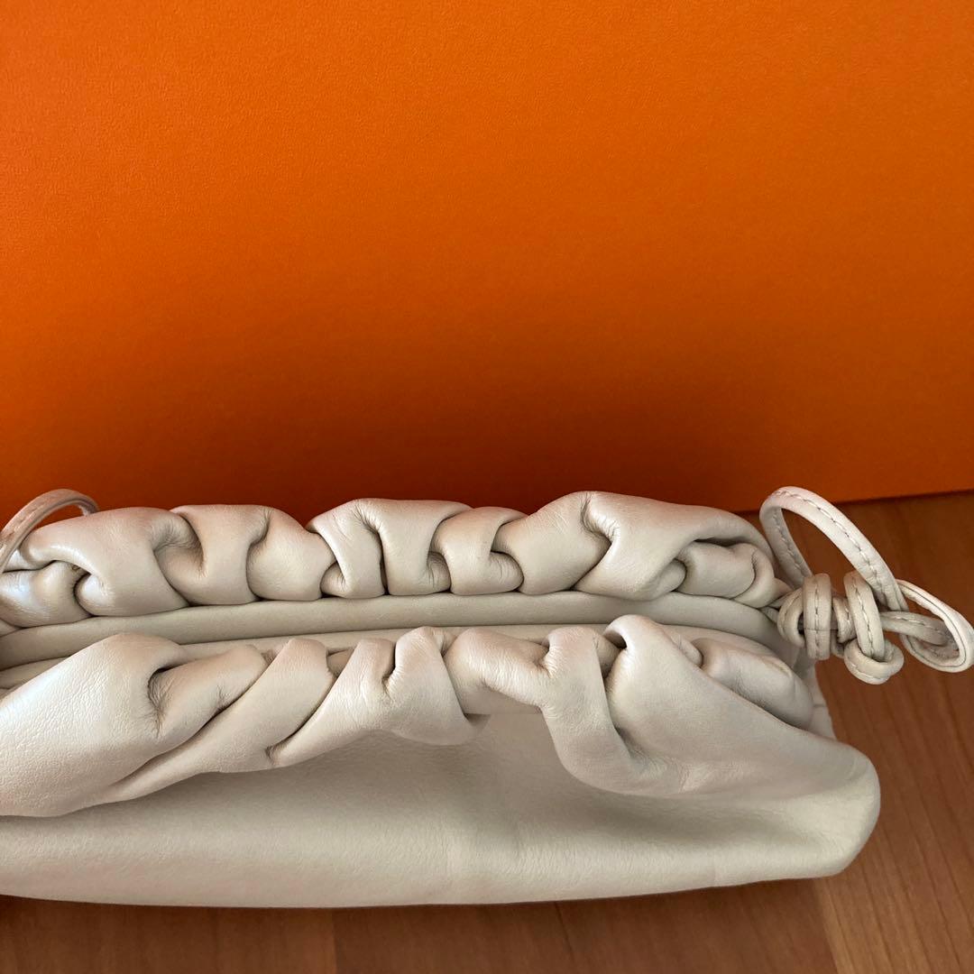 BOTTEGA VENETA ホワイト ギャザーショルダーバッグ