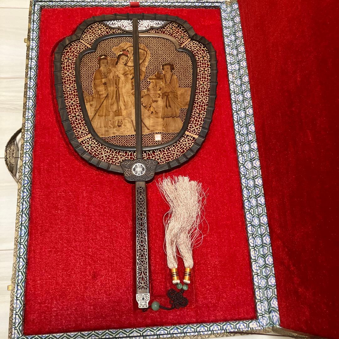 中国美術 唐木造 白檀透彫刻 翡翠 軍配型硯屏 団扇　唐物？ 中国美術 唐木造 白檀透彫刻 翡翠 軍配型硯屏 団扇 唐物？