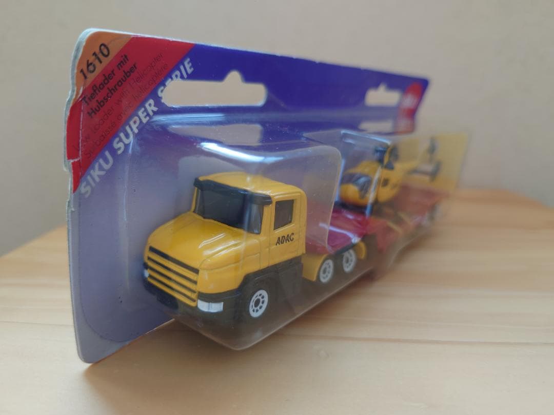 1/55 Siku(ジク)　 ADAC(ドイツ自動車連盟)低床ローダー＋ヘリ