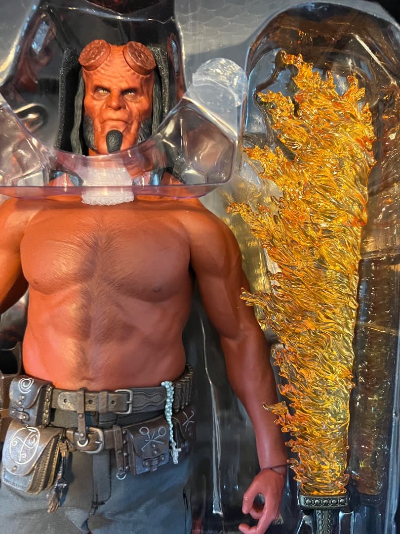 ホットトイズ ヘルボーイ 1/6 (価格交渉をお願いします)