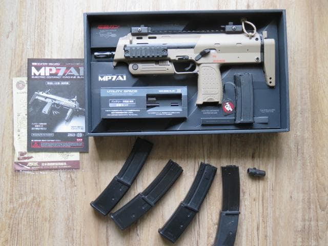 東京マルイ製コンパクト電動ガンＭＰ７Ａ１TAN カラー