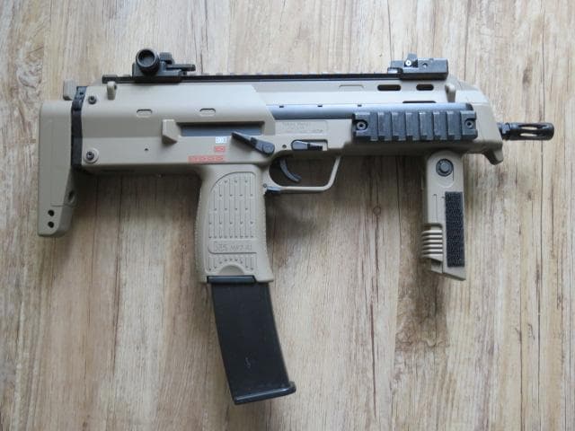 東京マルイ製コンパクト電動ガンＭＰ７Ａ１TAN カラー