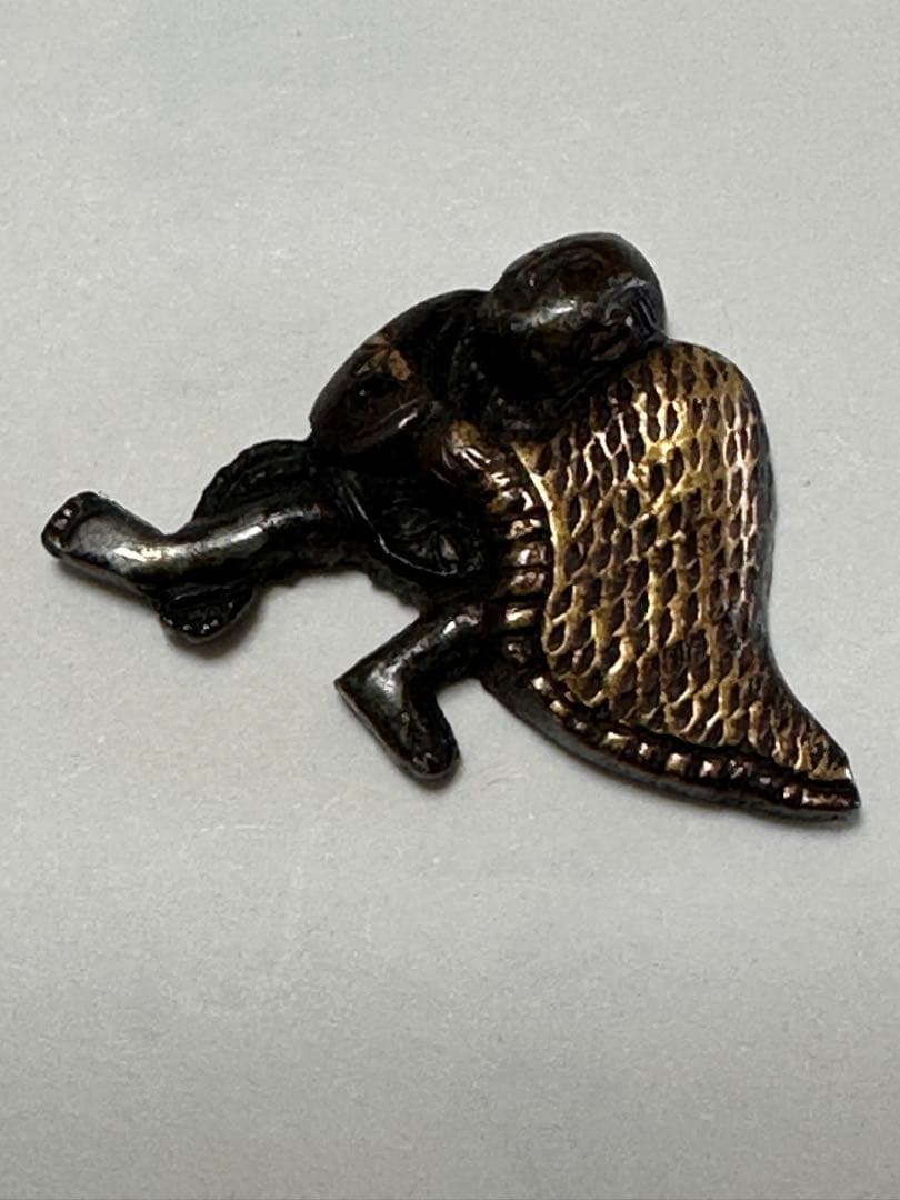 漁人図目貫 銅地彫り金銀色絵　時代金工 拵 鐔 鍔 木箱付き　2573