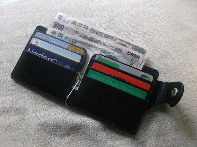 レザーマネークリップ　ケース、カードポケット付き