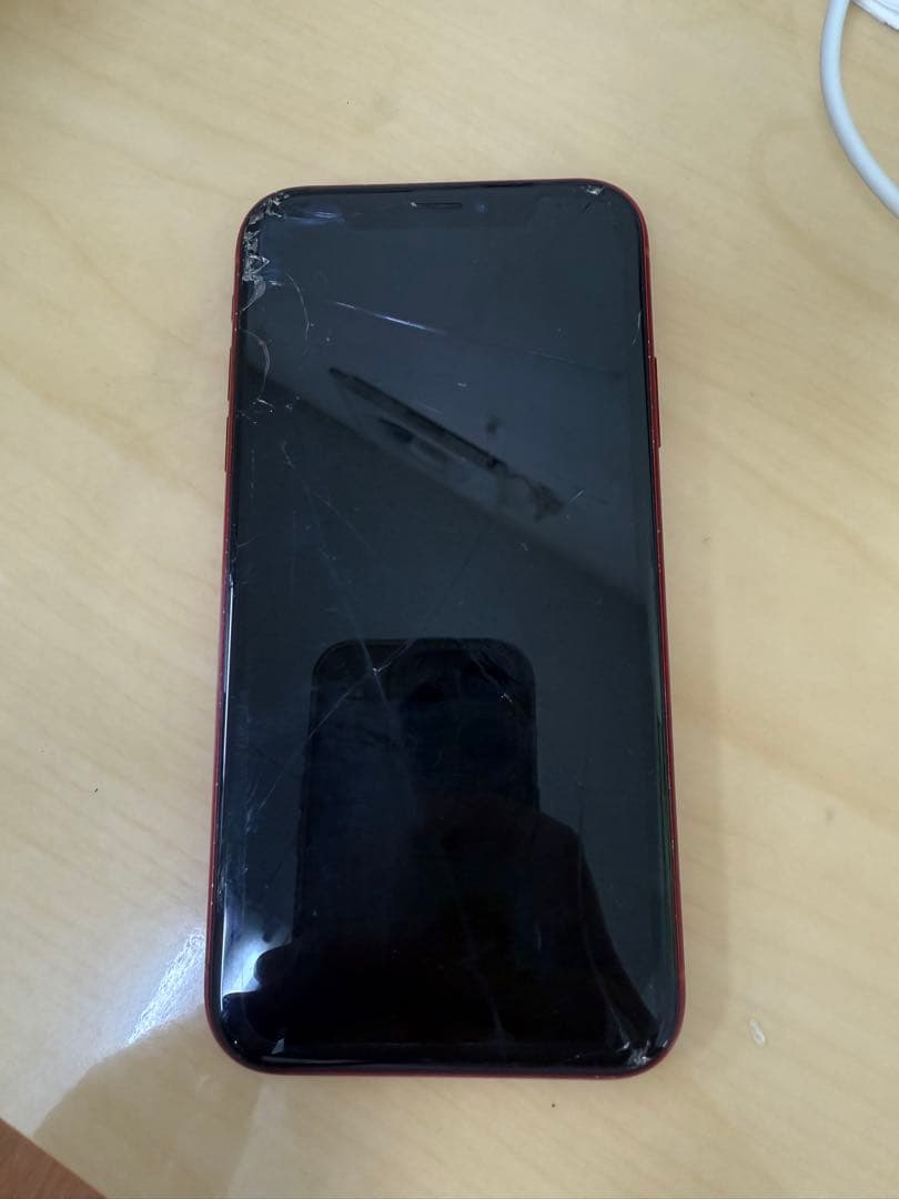 Apple iPhone XR 赤色 画面ひびあり 本体 Apple iPhone XR 赤 ひび割れ