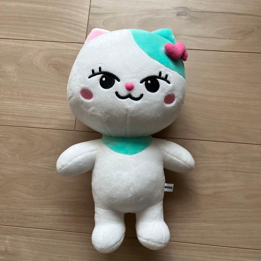 NiziU マユカ nizoo ルキャ ぬいぐるみ ケープセット - メルカリ