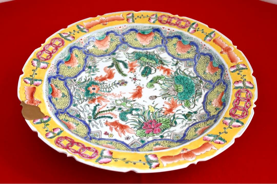 中国雑貨・大皿・飾皿【慎徳堂製 粉彩 中国美術 金魚 蓮華】