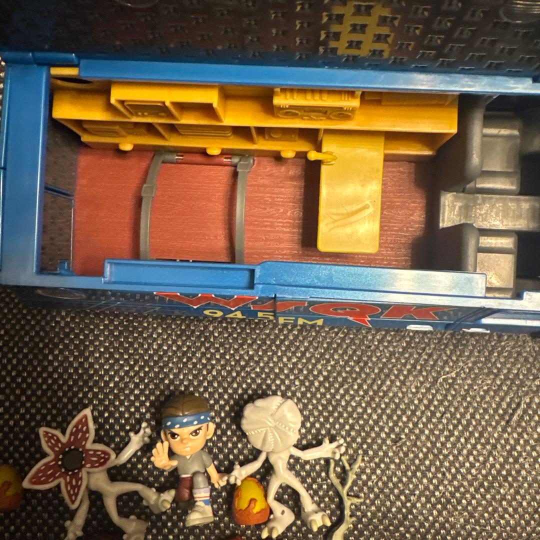 ストレンジャーシングスバンフィギュア YuMe STRANGER THINGS