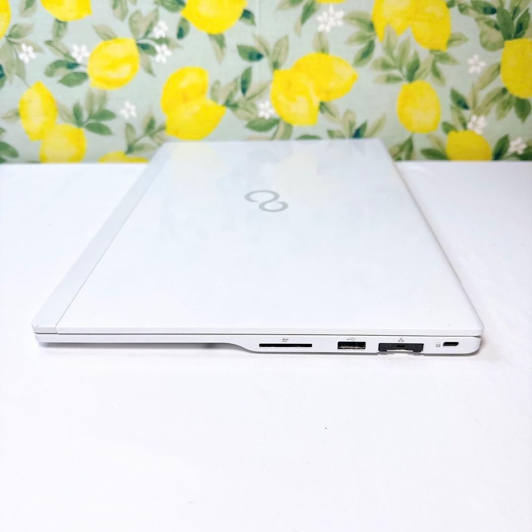 第八世代❤️ネットや事務に❤️薄型❤️軽い❤️ホワイトが可愛い❤️主婦さんやご家族兼用に！