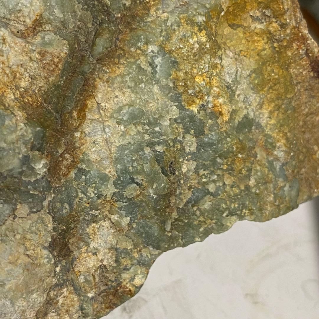 希少品 鳥取県 若桜翡翠原石 灰青×オレンジ×緑 割石皮付き 765g - メルカリ