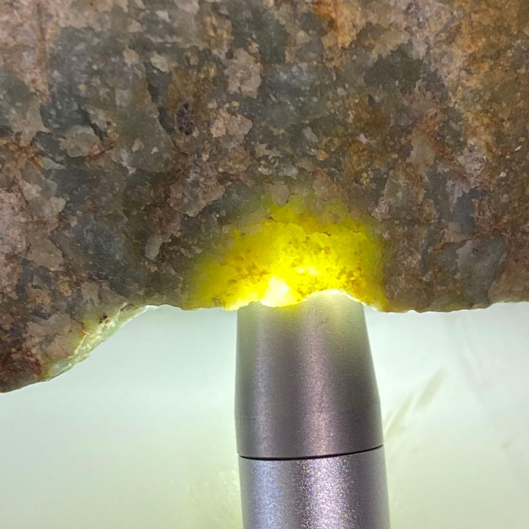 希少品 鳥取県 若桜翡翠原石 灰青×オレンジ×緑 割石皮付き 765g - メルカリ