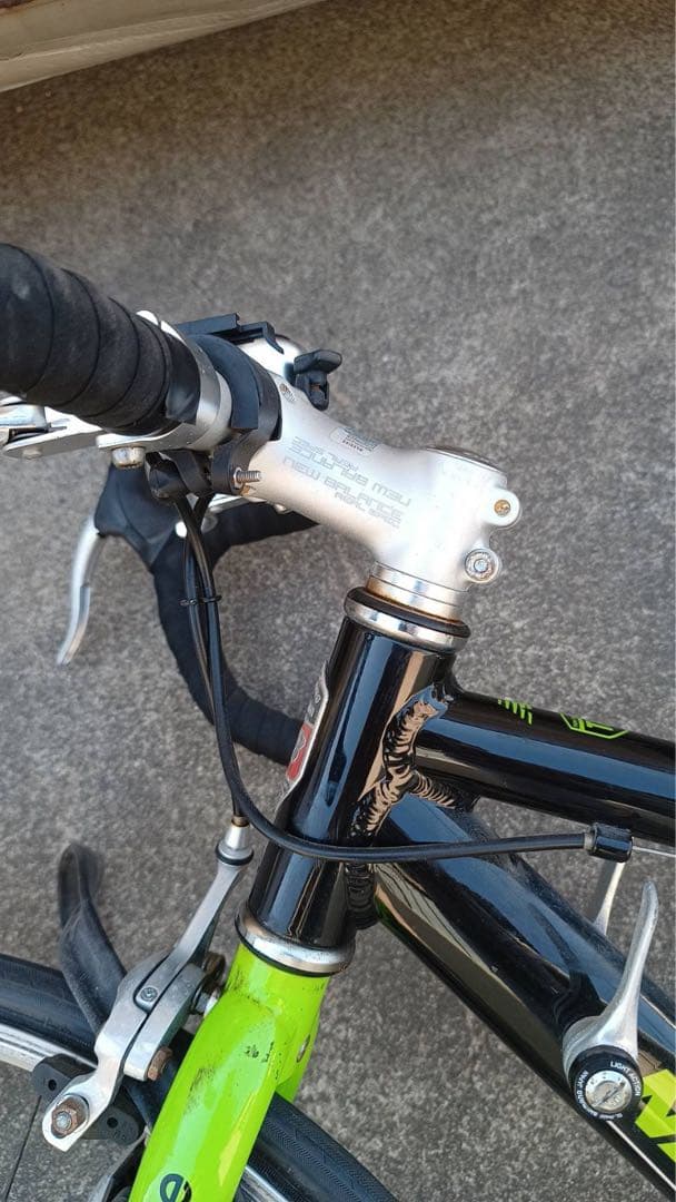 ロードバイク　NEW BALANCE Jr. TAJ24　ヘルメット付