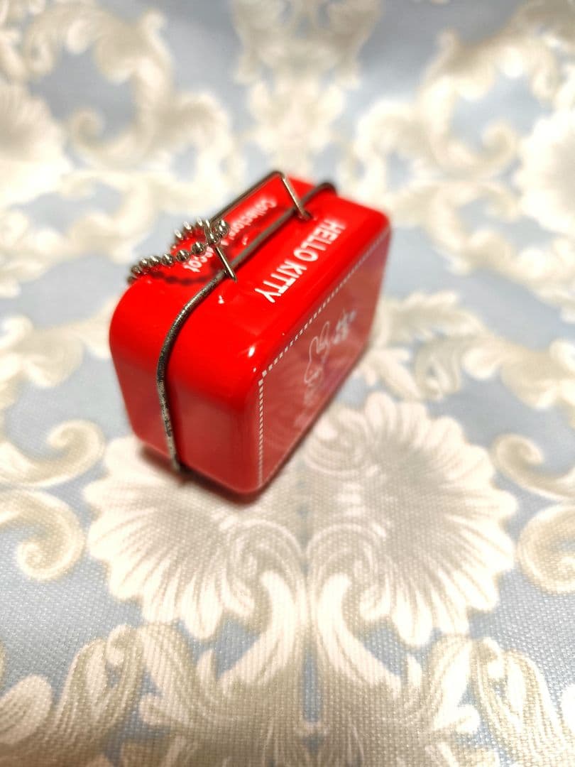 ハローキティ　 トランク型キーホルダー　コレクターズマスコット　ミニ缶