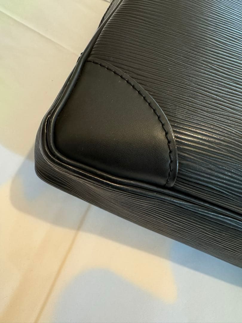 ルイ・ヴィトン バッグ エピ ポルトドキュマンヴォワヤージュ M59162