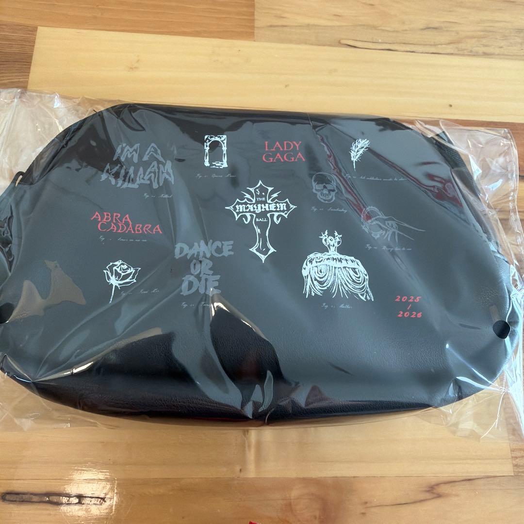 レディーガガ2026The Mayhem BallシルバーVIP特典グッズ未開封 - メルカリ