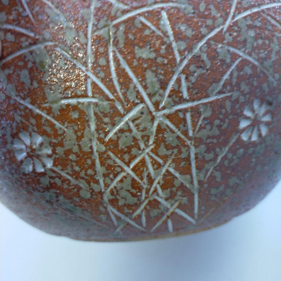 お値打ちのある赤色陶器の花瓶 　　信楽焼　陶芸クラフト　 花模様 陶器