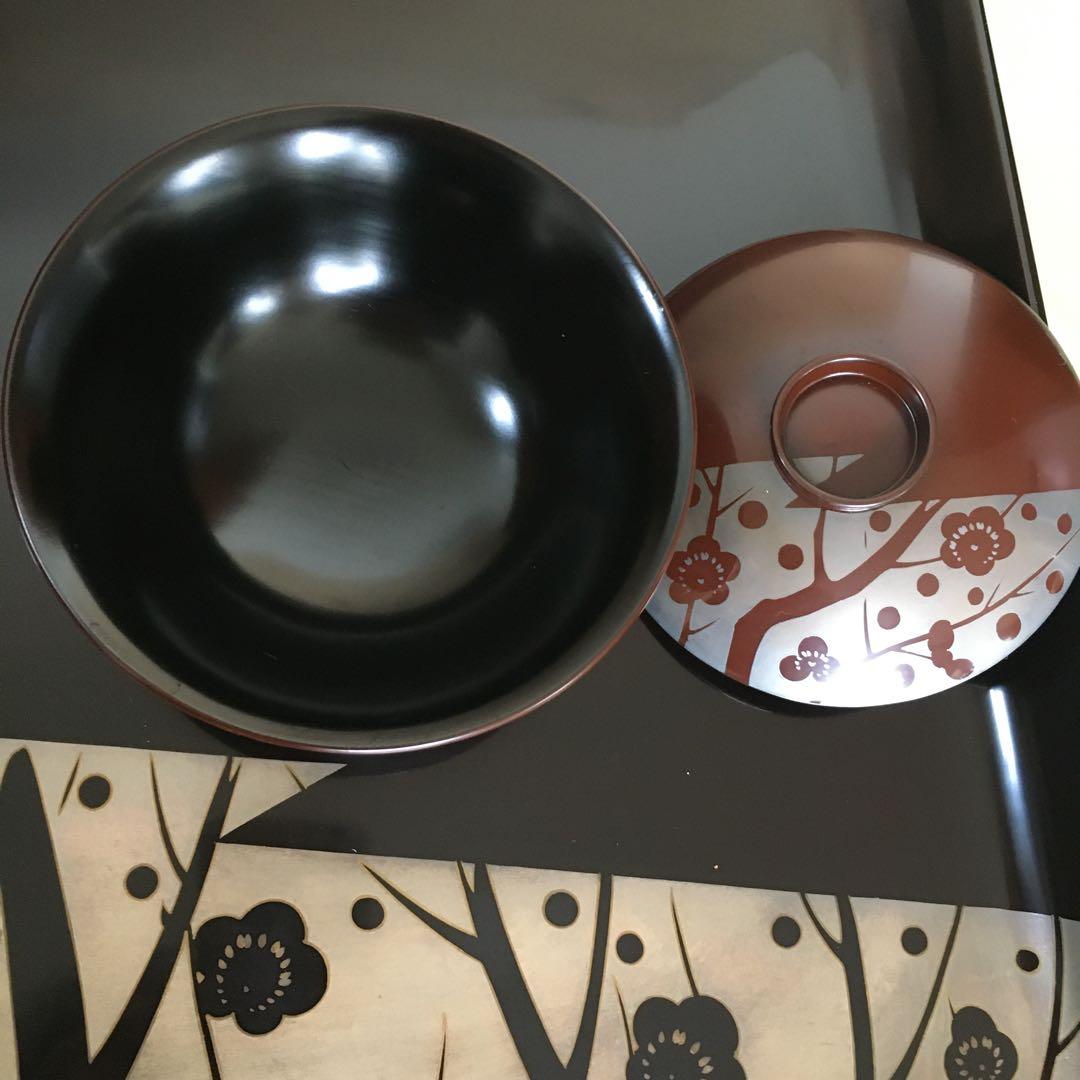 輪島塗本堅地漆器　梅蒔絵の四方脚付膳　同梅蒔絵　栗色蓋付椀　各一客セット