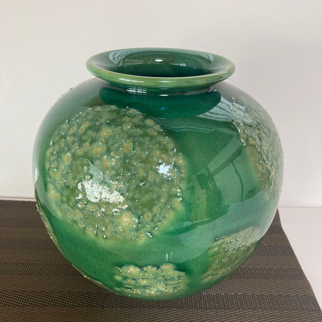 信楽　三彩窯　愛陶作　綺麗なグリーン釉丸型花瓶