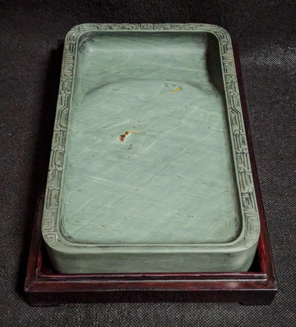 【洮河緑石の双キ龍吉祥廻文硯】◆墨流し状波紋の潤緑美石◆約八吋◆唐木共箱◆希少硯 洮河緑石の双キ龍吉祥廻文硯】◇墨流し状波紋の