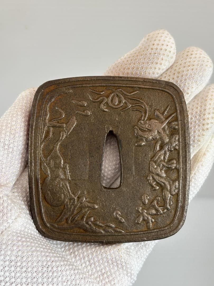 鍔(つば)　鉄製　日本刀　無銘　龍　虎　四角　アンティーク