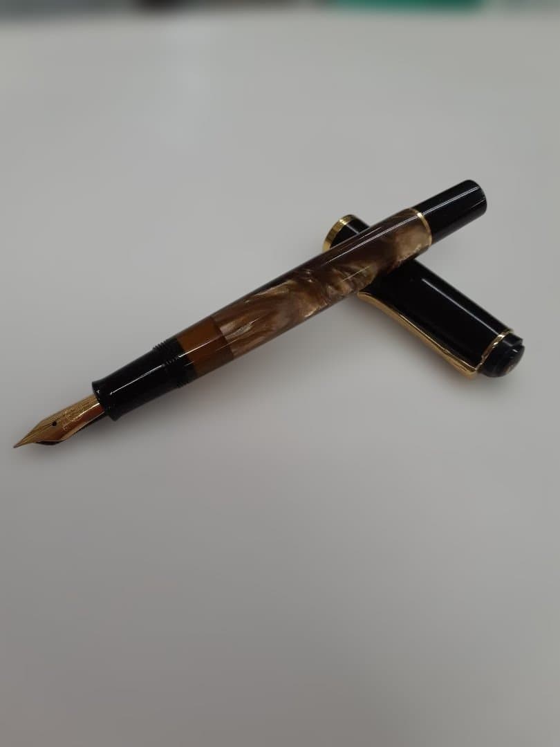 【新品未使用】ペリカン万年筆 クラシックM200マーブルブラウン ペリカン クラシックM200 [マーブルブラウン] (万年筆) 価格比較