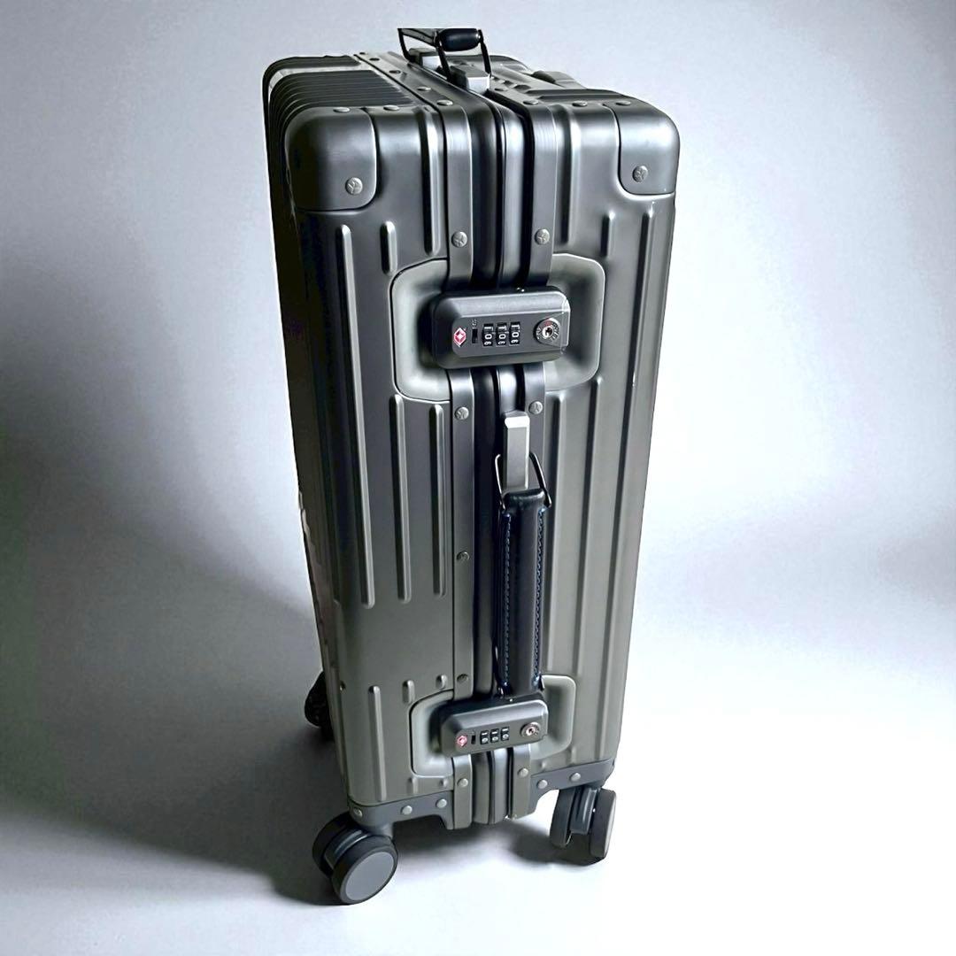 希少 ガンメタ調】イノベーター 4輪アルミスーツケース36L 機内持ち込み