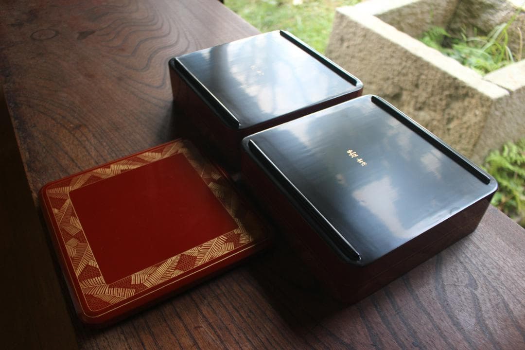 デッドストック！上質朱漆に優美な羊歯沈金の映える二段重（検重箱お重