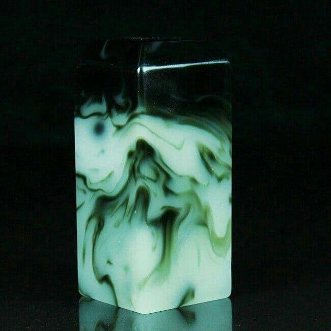 希少天然鶏血玉色五色玉六点は収蔵品を売ります。