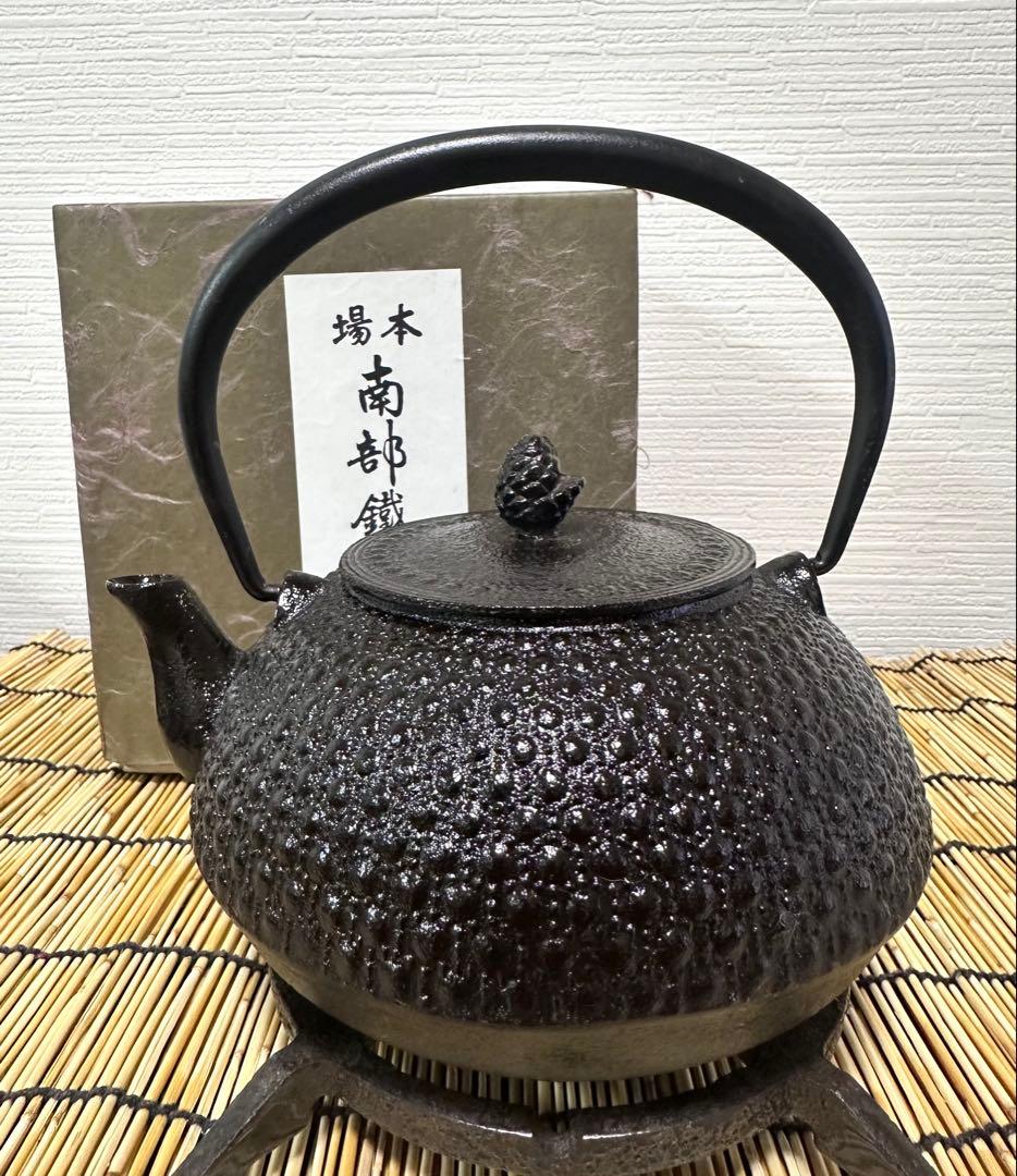 骨董 根付 兜 銀製 赤珊瑚玉付 極上 手彫 金属工芸 江戸時代 4cm