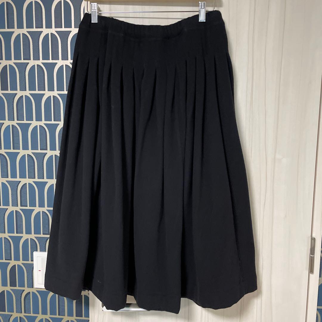 バーグファベルの黒のフレアスカート、プリーツデザイン
