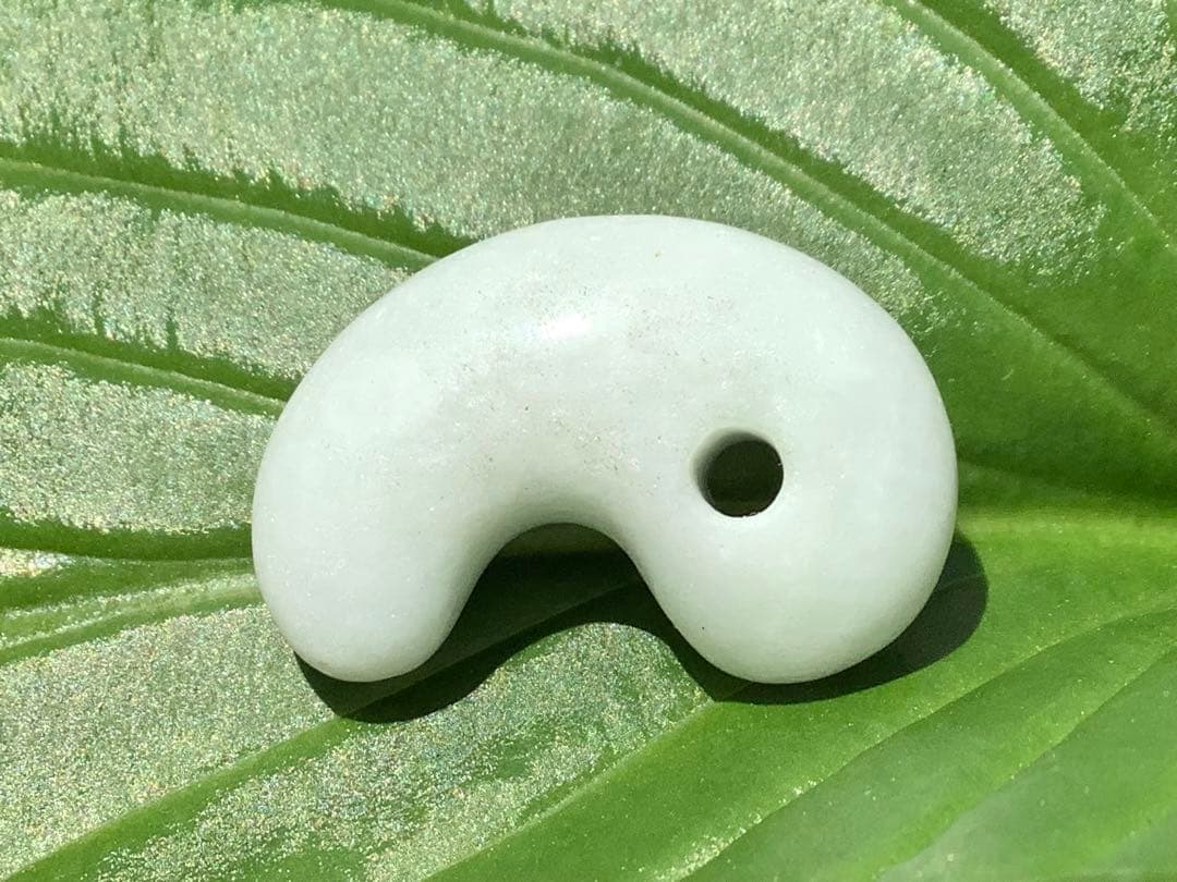 ✳ 20万円以上の品質‼️ 糸魚川翡翠勾玉透過抜群開運本物守護石鑑別